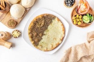 منقوشة جبنة مع زعتر